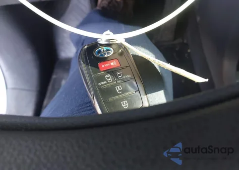 2021 Toyota Sienna Le z USA, uszkodzony, nr VIN 5TDKSKFC4MS012512